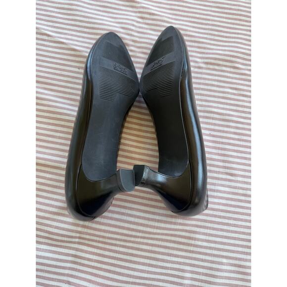 Women's So Soft 925 Olivia Black Slip on Pumps Low Heel Comfort size 7.5 - Picture 5 of 6